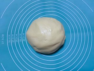 7、奶香饼干,揉成光滑不粘手的面团,无需一直揉,能成团就可以,过份揉的话会影响酥脆度