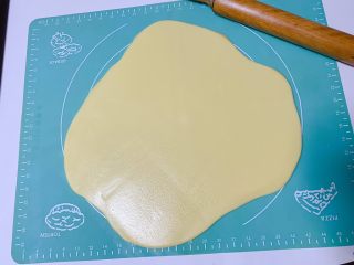 8、奶香饼干,然后用擀面杖擀成约2mm的厚片