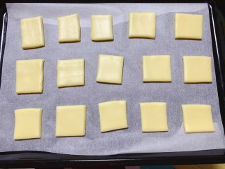 10、奶香饼干,再分别码入垫了油纸的烤盘中,如果用的黄金烤盘可以不用油纸