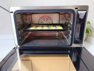 11、奶香饼干,再送入提前预热好的美的S4-S281L烤箱中层