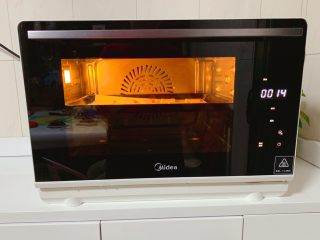 12、奶香饼干,上下火,180度,约13分钟烘焙(烘焙时间与温度只供参考,具体取决于自家烤箱)