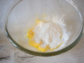 1、咖啡曲奇,黄油室温软化，加入糖粉