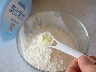 7、咖啡曲奇,加入奶粉，翻拌均匀