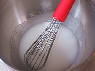 2、火爆ins的滴落蛋糕【奥利奥咸奶油蛋糕】,用手动打蛋器打至乳化