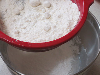 3、火爆ins的滴落蛋糕【奥利奥咸奶油蛋糕】,筛入面粉拌匀