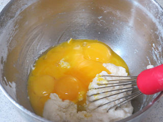 4、火爆ins的滴落蛋糕【奥利奥咸奶油蛋糕】,加入蛋黄