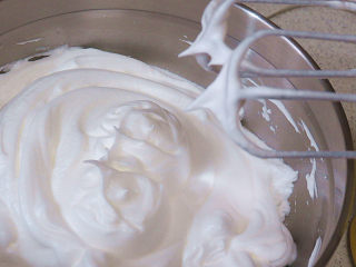 6、火爆ins的滴落蛋糕【奥利奥咸奶油蛋糕】,打发蛋清。分三次加糖打至干性；(打蛋器提起蛋白尖是挺直的)