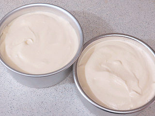 9、火爆ins的滴落蛋糕【奥利奥咸奶油蛋糕】,翻拌均匀，将拌好的蛋糕糊分别轻倒进两个6寸模具里，放在台面上轻磕几下去掉内部的大气泡