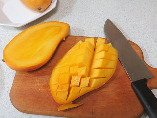 14、火爆ins的滴落蛋糕【奥利奥咸奶油蛋糕】,把做夹馅的芒果进行切丁处理