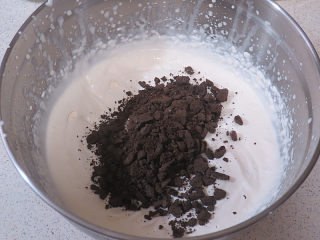 18、火爆ins的滴落蛋糕【奥利奥咸奶油蛋糕】,加入奥利奥饼干碎