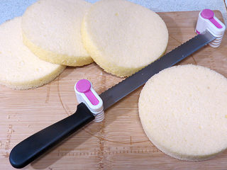 20、火爆ins的滴落蛋糕【奥利奥咸奶油蛋糕】,组合。两个蛋糕坯都从中间剖开，为四片蛋糕片。我只用其中三片