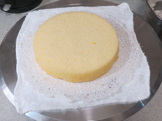 21、火爆ins的滴落蛋糕【奥利奥咸奶油蛋糕】,取一片放在裱花盘中间，开始夹馅