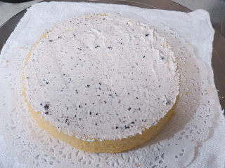 22、火爆ins的滴落蛋糕【奥利奥咸奶油蛋糕】,将夹馅奶油的蛋糕片上均匀涂抹一层