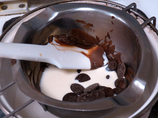 29、火爆ins的滴落蛋糕【奥利奥咸奶油蛋糕】,将甘纳许淋面的材料放一起隔水融化