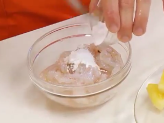 1、凤梨虾仁,取小碗將草蝦仁用魚露、太白粉抓勻略醃