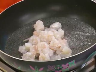 2、凤梨虾仁,煮一鍋熱水，將草蝦仁下鍋汆燙約1分鐘後撈起