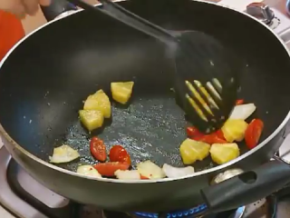 3、凤梨虾仁,熱鍋加入少許沙拉油，小火爆香蒜末後，加入小番茄、洋蔥片、鳳梨片，拌炒約1分鐘