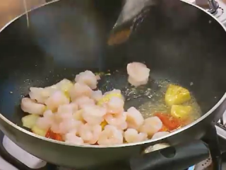 4、凤梨虾仁,續放入魚露、椰糖、檸檬汁與作法1的草蝦仁，起鍋前再加入去殼花生與香菜末即可