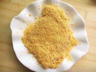 8、黄金猪排,一个鸡蛋打散,先沾干粉然后再沾蛋液,然后再裹匀面包糠。