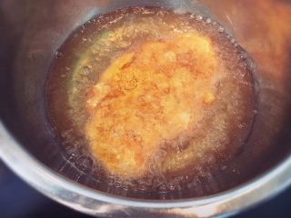 10、黄金猪排,放入猪排初炸5分钟,拿出来油温到八成热再放入复炸3分钟左右即可。