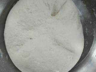 1、自制凉皮,温水和面揉成面团饧二十分钟左右，黄瓜洗净切丝, 蒜切碎