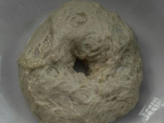 2、自制凉皮,准备两个盆, 其中一个放点水, 水不要太多, 把面团放进去慢慢用手搓, 搓出的面水倒进另一个盆,再放点水继续搓,再倒进另一个盆, 反复这个过程,直到水变清，搓不出了，剩下的就是面筋, 洗面水静放4-5个小时，让清水和淀粉分层，搓剩下的面团蒸熟了就是面筋