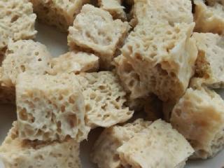 3、自制凉皮,蒸锅放水烧开,隔水放入面筋蒸十五分钟左右, 蒸熟的面筋放凉切成小块