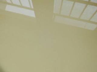 4、自制凉皮,把洗面水变清的部分倒掉(动作要轻, 不然面和水又会混在一起),倒掉之后就是面糊, 把面糊搅拌均匀