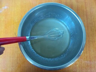 2、法式昆布芝麻酥饼,玉米油、盐、细砂糖放容器内，搅拌至糖大致融化。