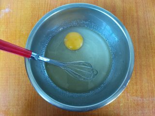 3、法式昆布芝麻酥饼,加入鸡蛋。