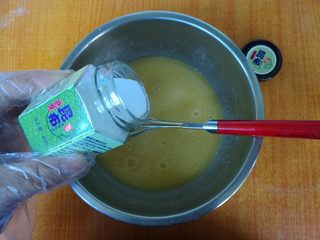 5、法式昆布芝麻酥饼,加入昆布粉搅拌均匀。