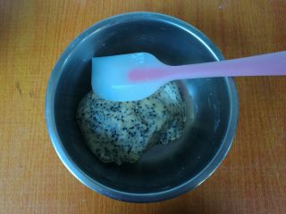 8、法式昆布芝麻酥饼,用硅胶刮刀轻拌至不见干粉即可，搅拌过度影响饼干的酥松。