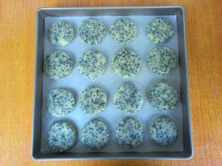 11、法式昆布芝麻酥饼,全部做好，排入烤盘。醒发20分钟，此时预热烤箱上下火190度20分钟。