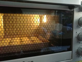 12、法式昆布芝麻酥饼,放入烤箱上下火190度烘烤20分钟即可。（时间和温度根据自己烤箱调节）