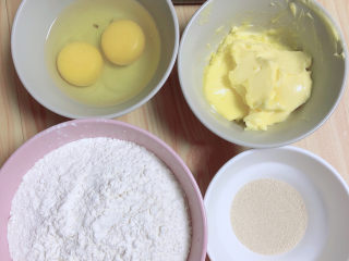 1、黑椒牛肉披萨,准备好鸡蛋、高筋面粉、黄油、酵母粉。