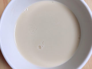 2、黑椒牛肉披萨,酵母粉里放温水，搅拌均匀。