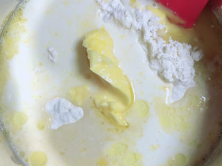 3、黑椒牛肉披萨,将酵母粉、鸡蛋、黄油放入面粉中，加入适量水。