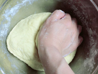 4、黑椒牛肉披萨,和好面团，发酵至两杯大小。