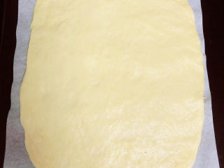 7、黑椒牛肉披萨,将面团擀成椭圆形薄饼。