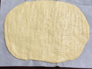 8、黑椒牛肉披萨,用叉子扎一些洞眼。