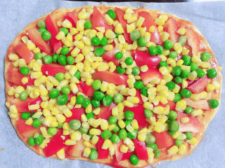 11、黑椒牛肉披萨,再摆上一层玉米粒、青豆。