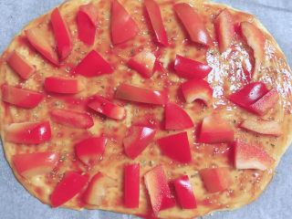 10、黑椒牛肉披萨,再放上一层红椒块。