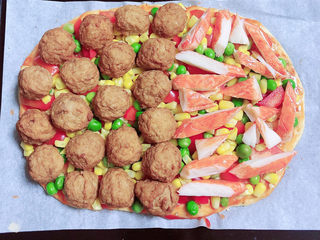 12、黑椒牛肉披萨,再放上一层牛肉丸（可以凭喜好放一半蟹肉棒）