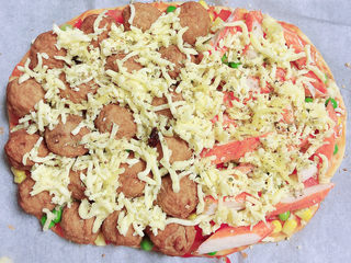 13、黑椒牛肉披萨,撒上一层黑胡椒碎、芝士碎、披萨草。