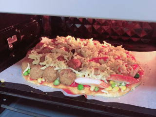 14、黑椒牛肉披萨,将烤盘放入烤箱中，180度烤15分钟。