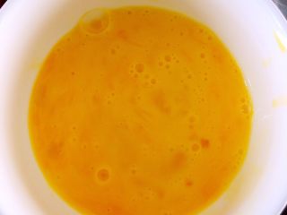 3、火腿肠咸司康,鸡蛋打散。一般一个鸡蛋大概60克左右吧。一半就够用