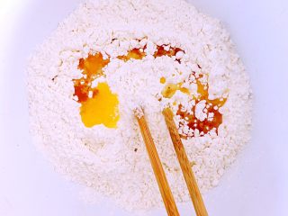 5、火腿肠咸司康,黄油倒入过筛后的混合面粉中。搅拌