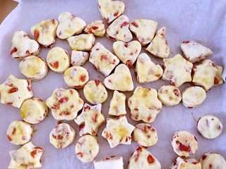 13、火腿肠咸司康,烤箱预热，180度上下火烤20分钟。具体时间温度根据自己的烤箱调整。