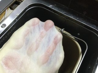 2、肉松面包卷,程序结束后再次启动和面程序20分钟，搅打至出现薄膜