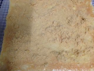 6、肉松面包卷,撒上肉松